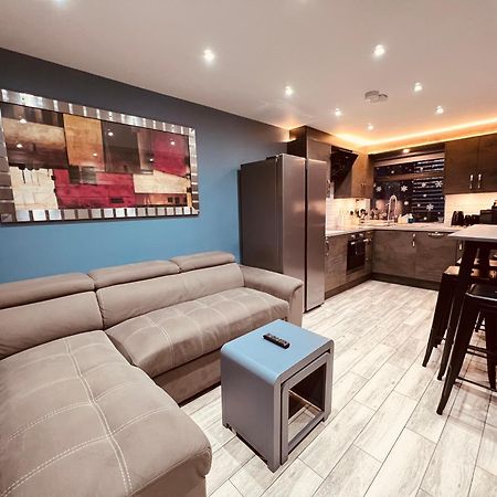 Modern Suites -5 Bedroom House- With Free Parking Birmingham City Exterior photo