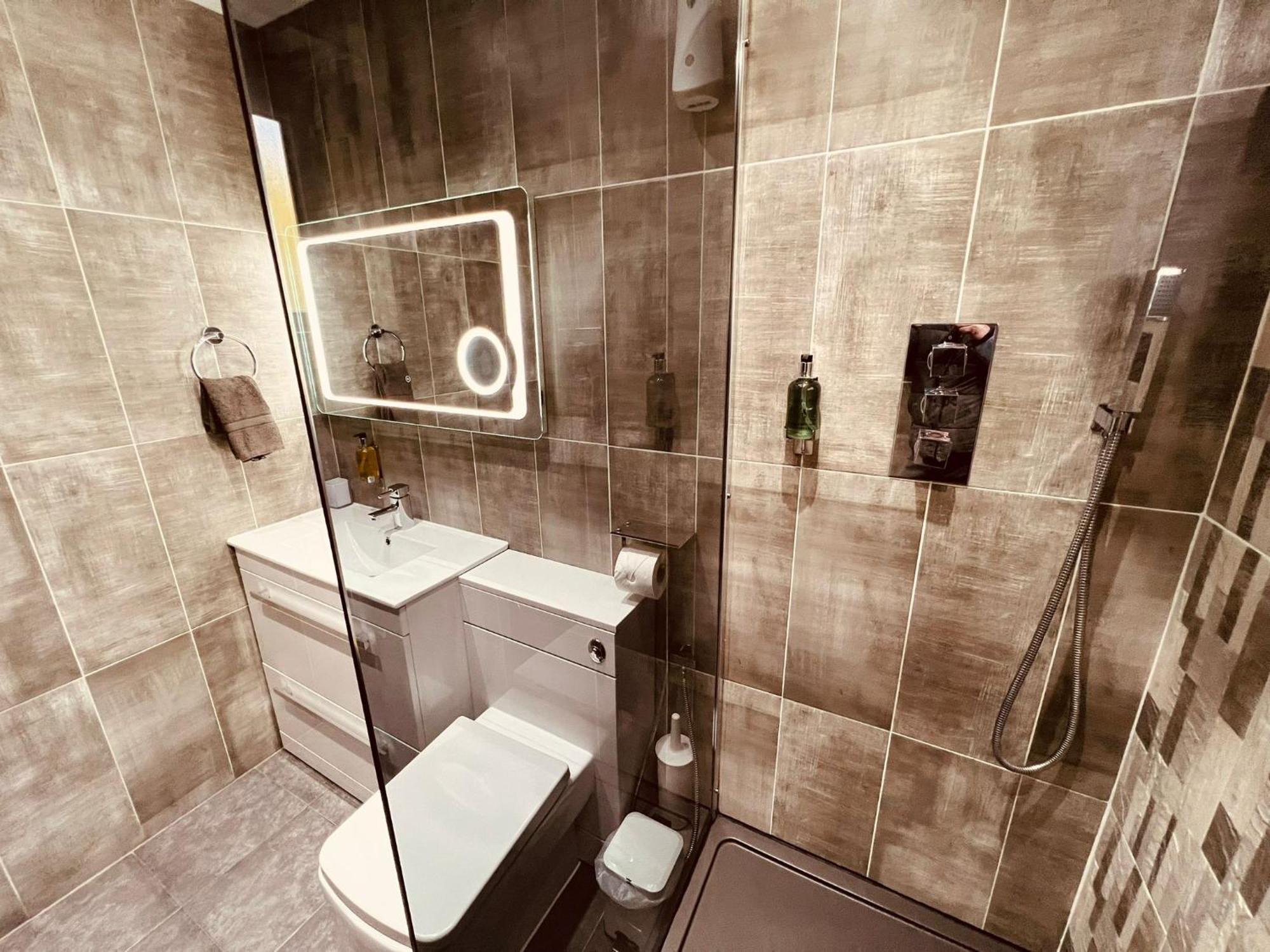 Modern Suites -5 Bedroom House- With Free Parking Birmingham City Exterior photo