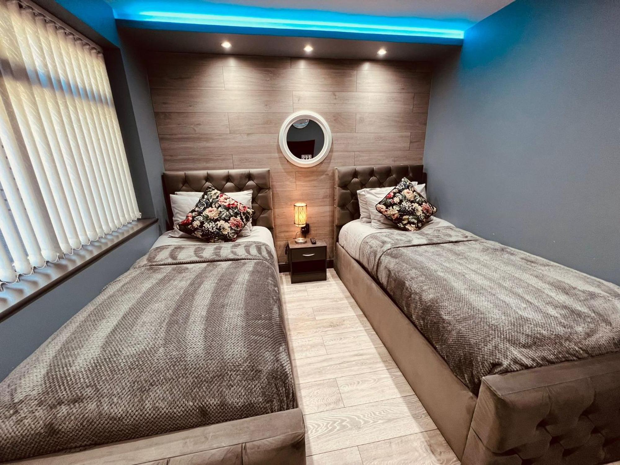 Modern Suites -5 Bedroom House- With Free Parking Birmingham City Exterior photo