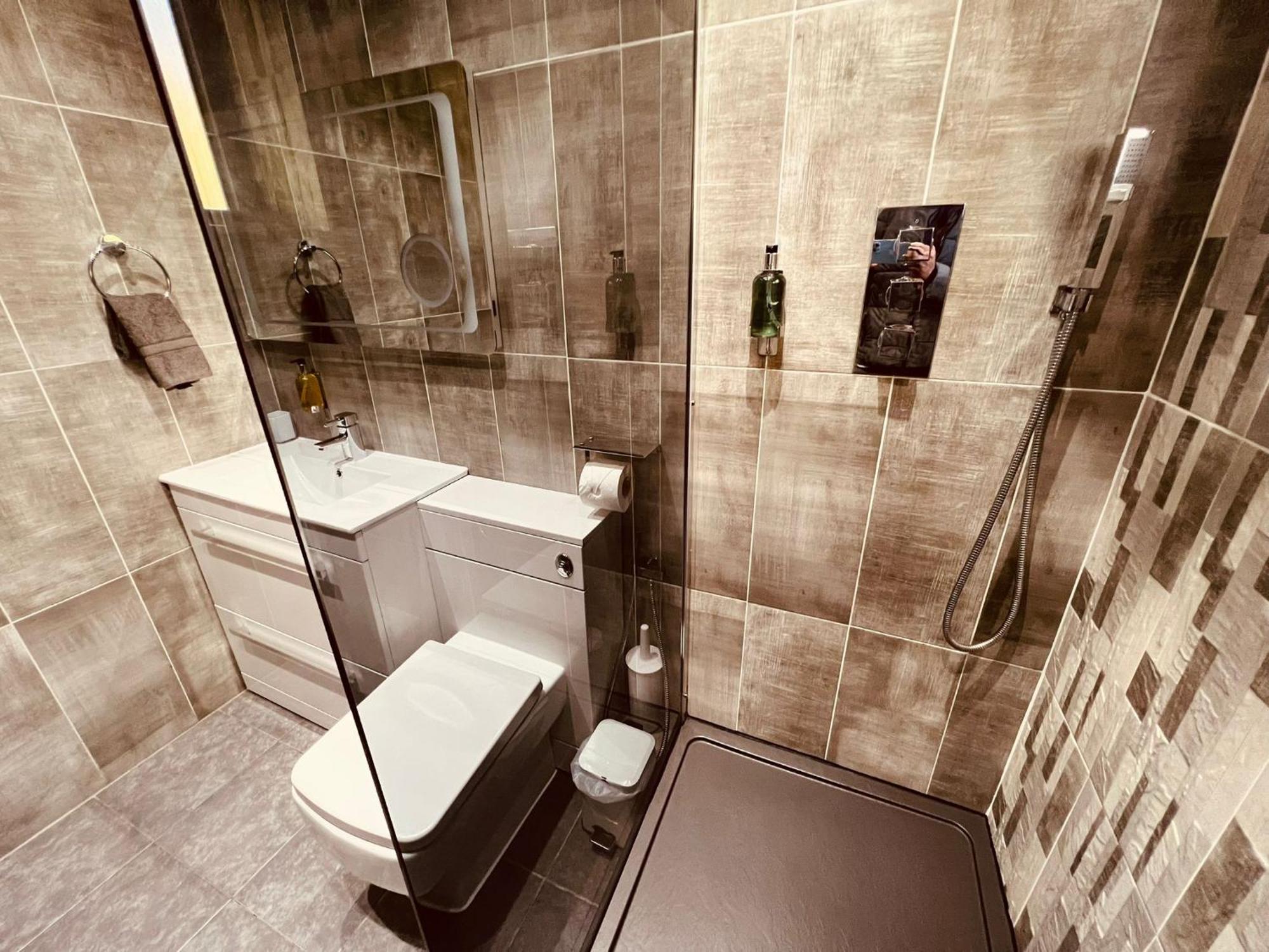 Modern Suites -5 Bedroom House- With Free Parking Birmingham City Exterior photo