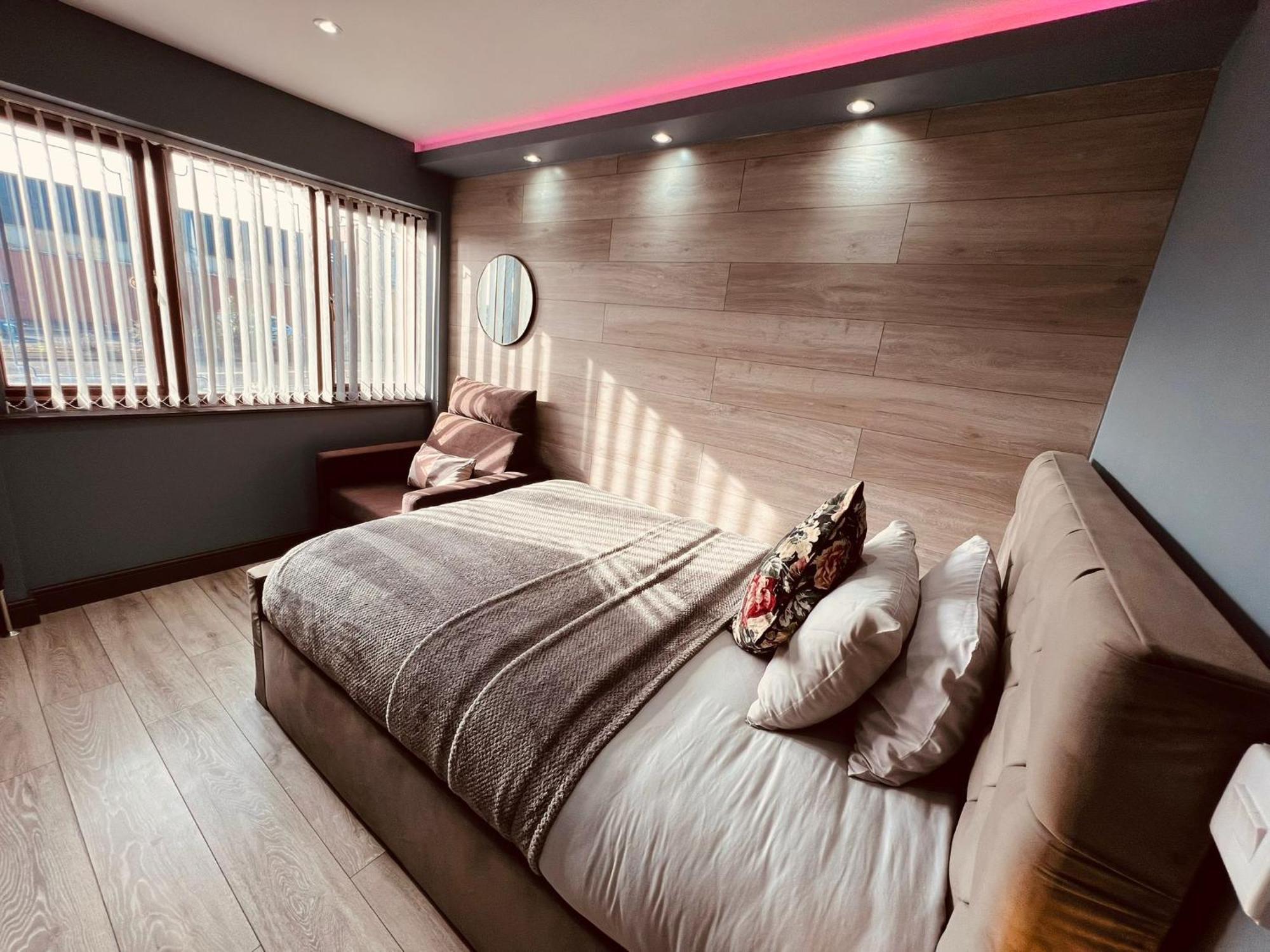 Modern Suites -5 Bedroom House- With Free Parking Birmingham City Exterior photo