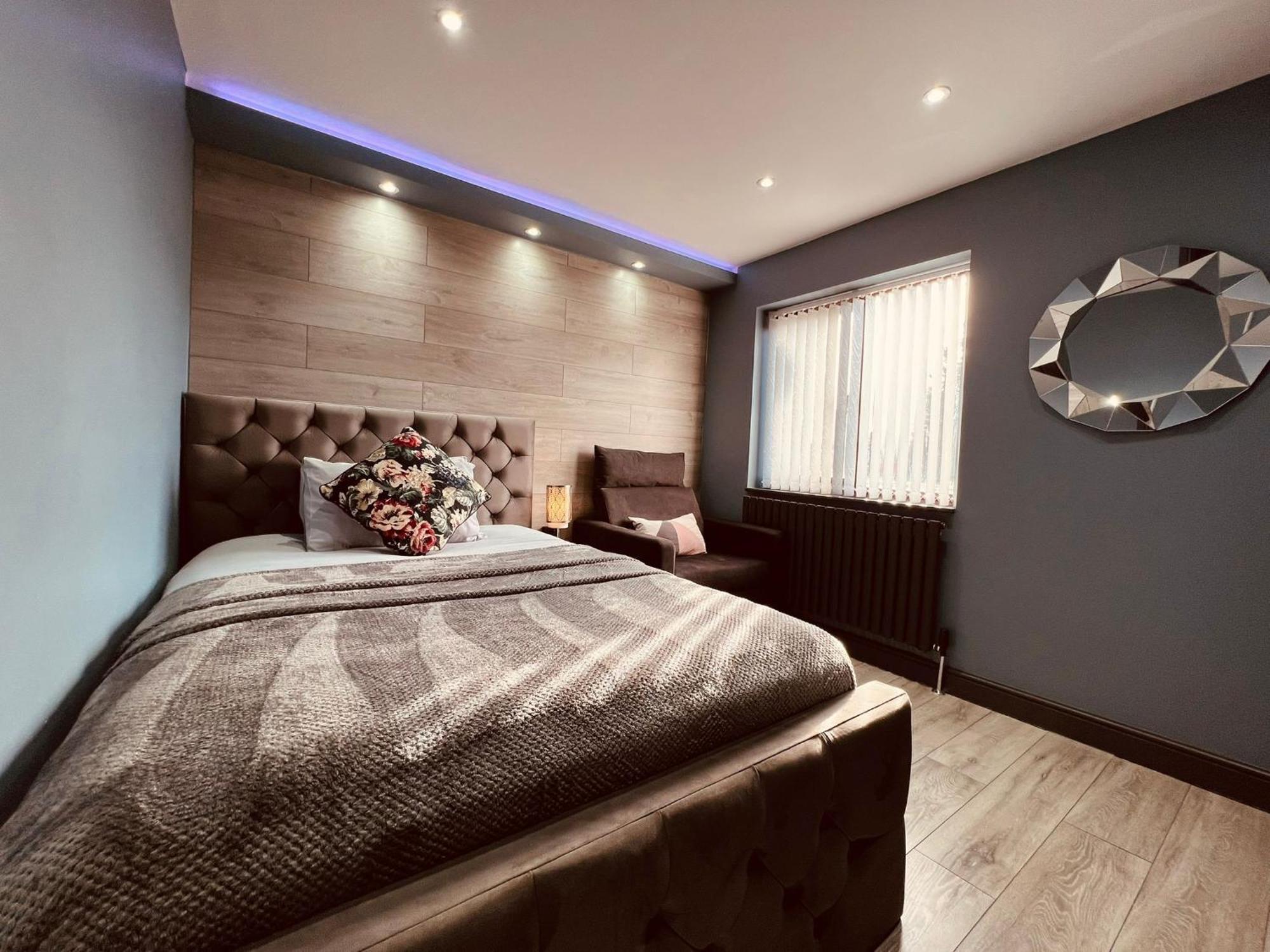 Modern Suites -5 Bedroom House- With Free Parking Birmingham City Exterior photo