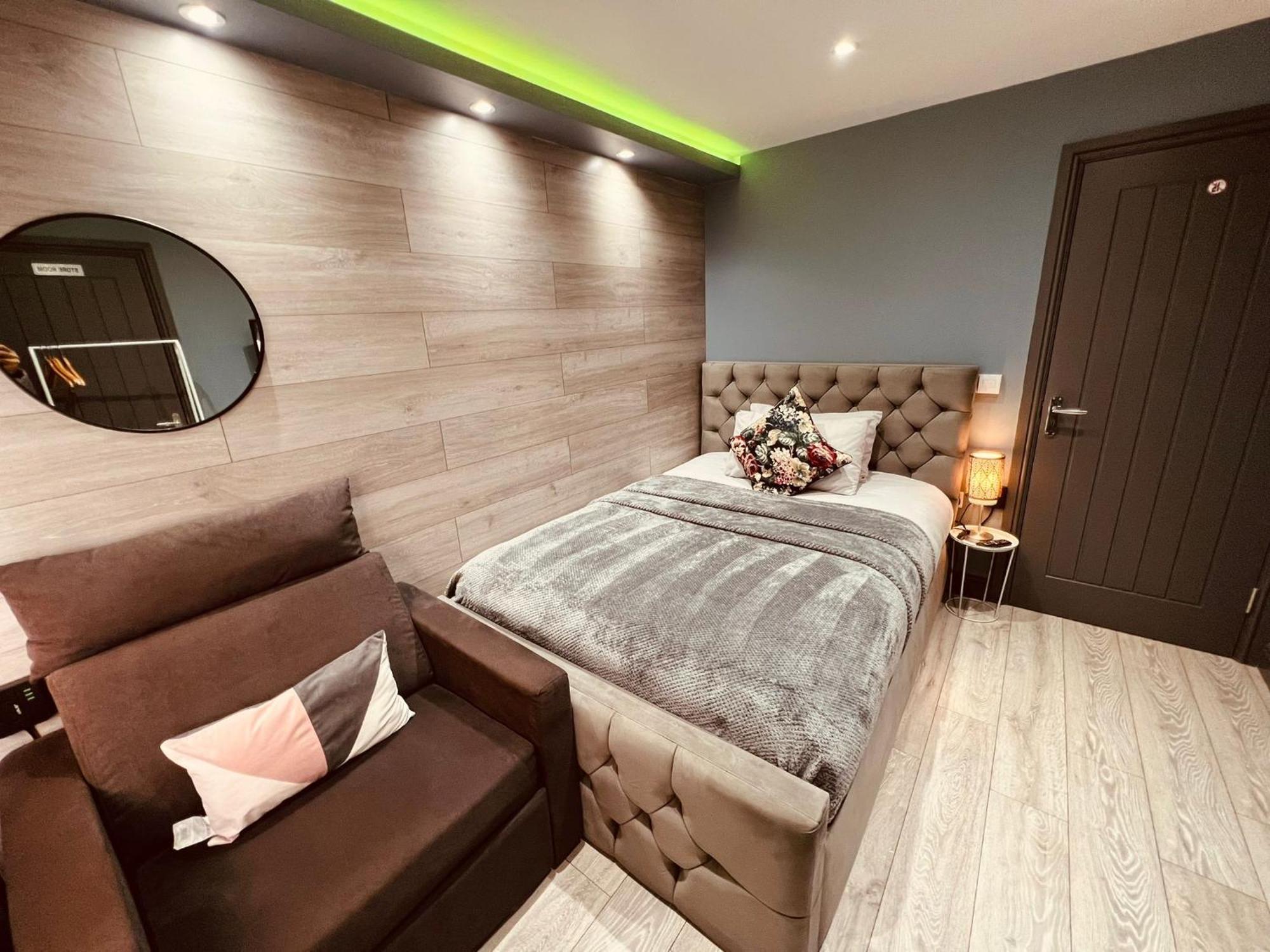 Modern Suites -5 Bedroom House- With Free Parking Birmingham City Exterior photo