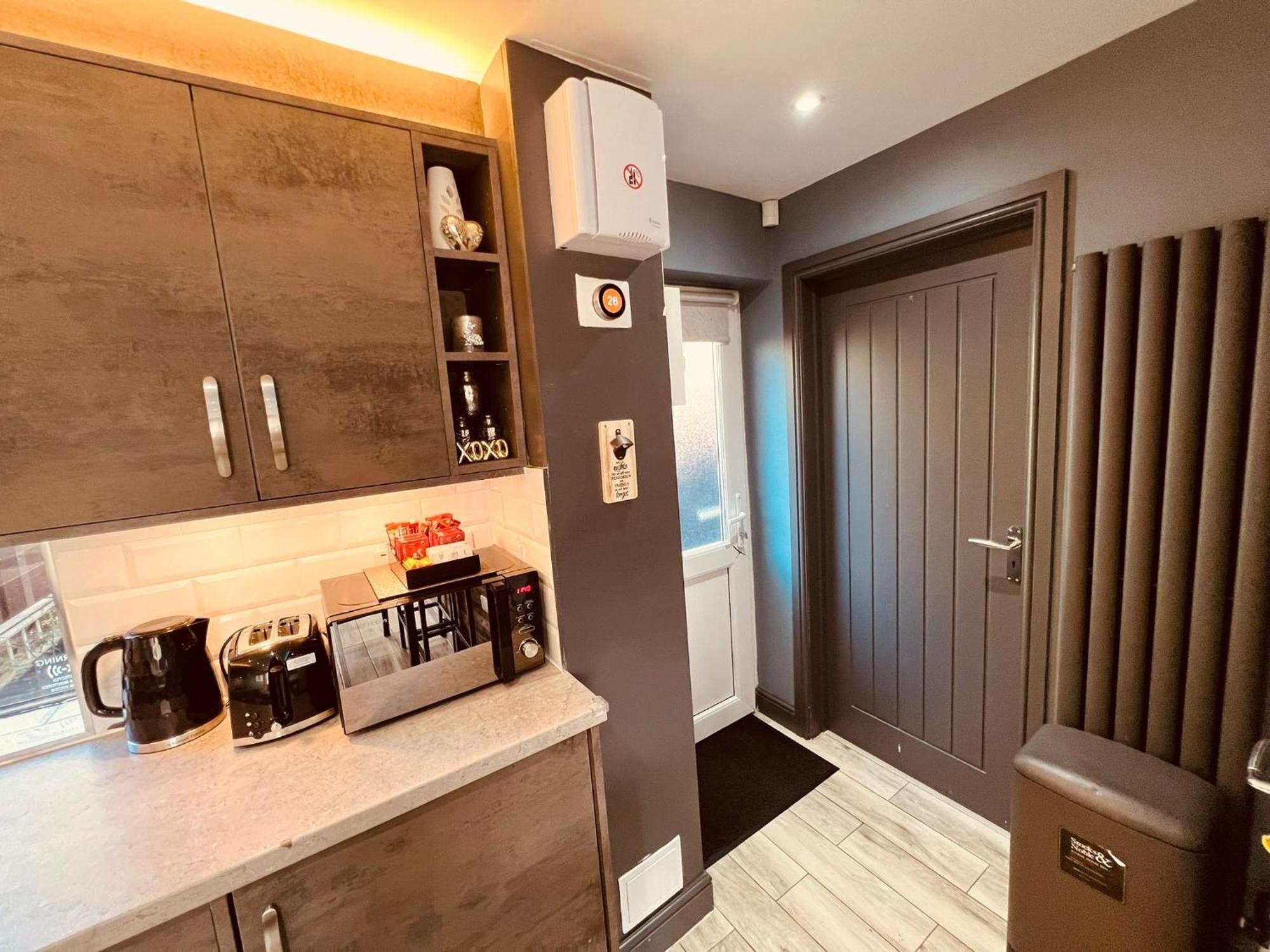 Modern Suites -5 Bedroom House- With Free Parking Birmingham City Exterior photo