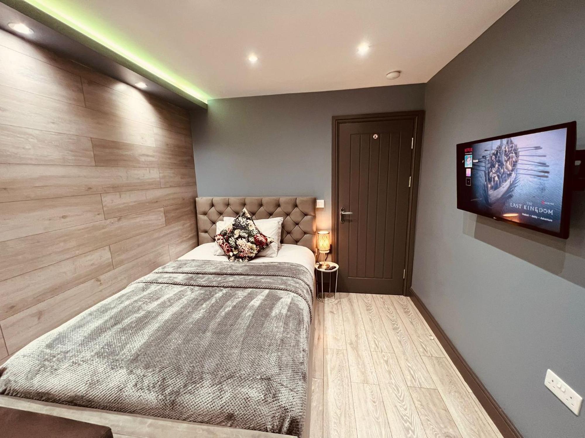 Modern Suites -5 Bedroom House- With Free Parking Birmingham City Exterior photo