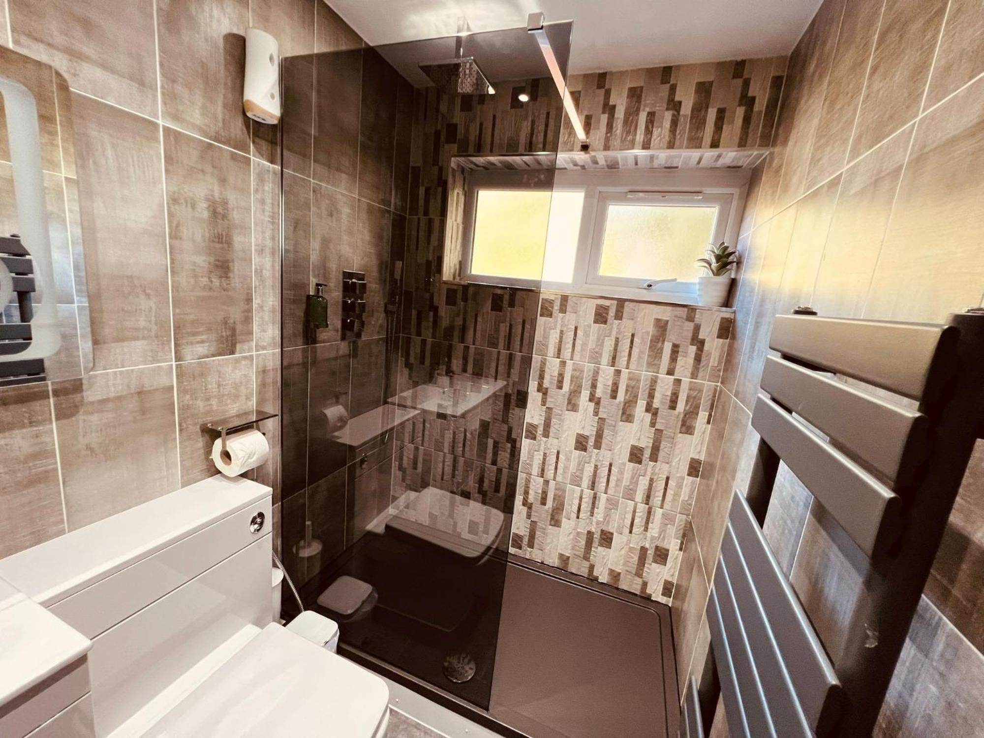 Modern Suites -5 Bedroom House- With Free Parking Birmingham City Exterior photo