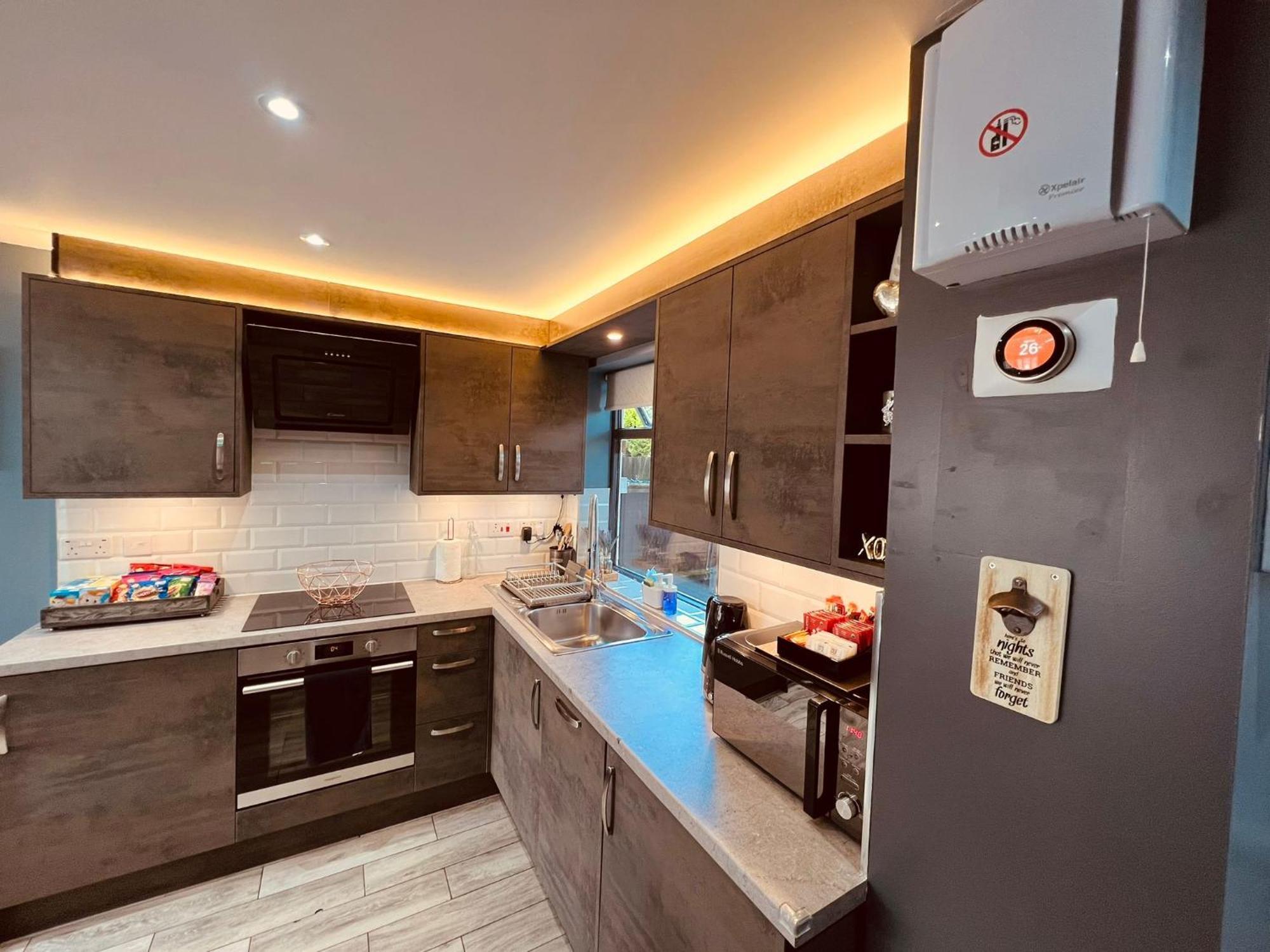 Modern Suites -5 Bedroom House- With Free Parking Birmingham City Exterior photo