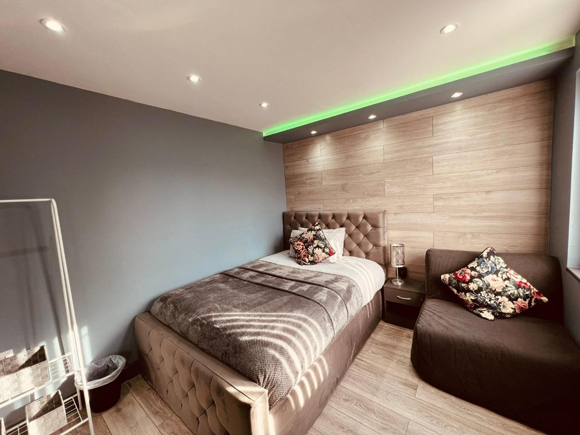 Modern Suites -5 Bedroom House- With Free Parking Birmingham City Exterior photo