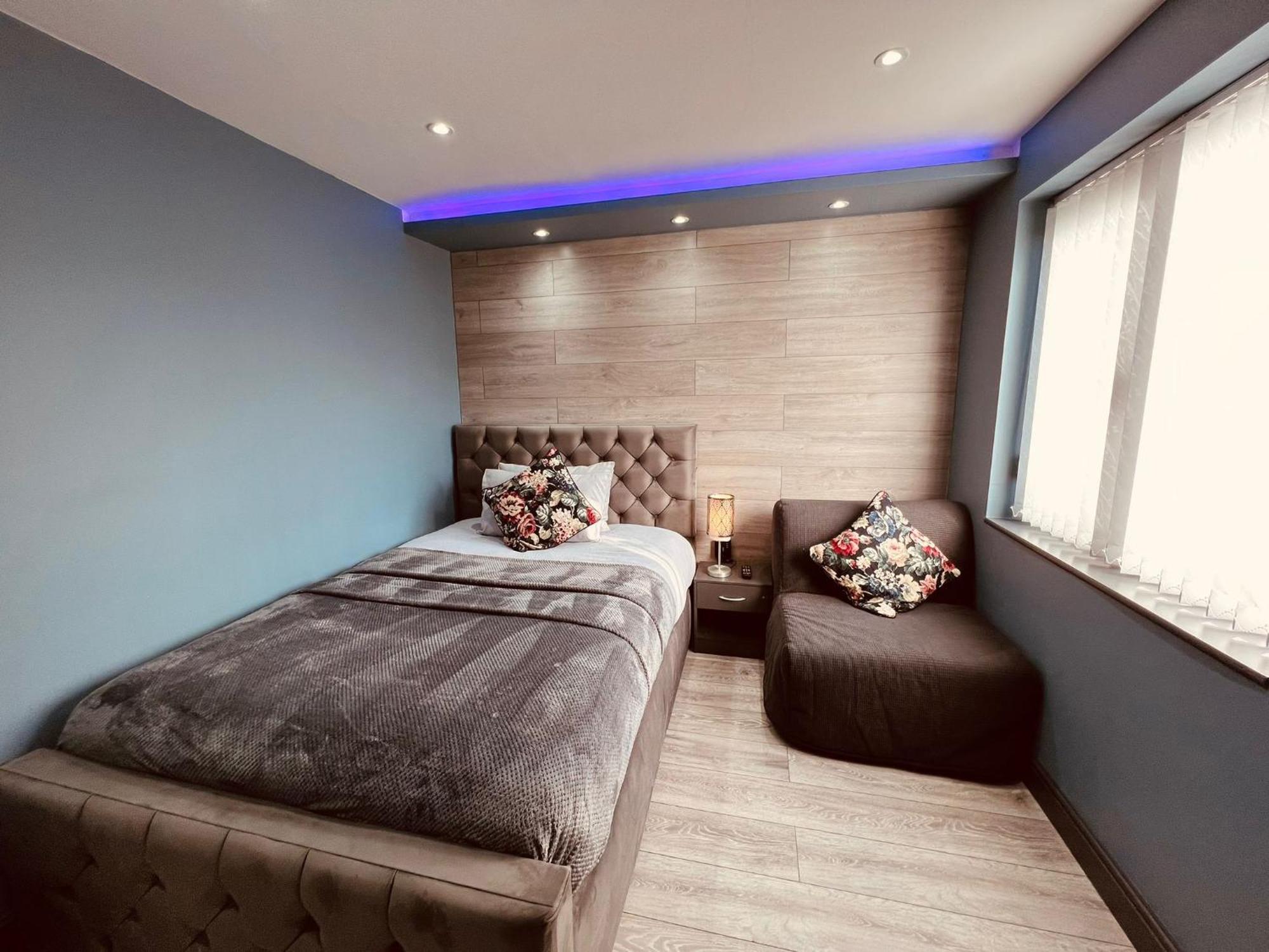 Modern Suites -5 Bedroom House- With Free Parking Birmingham City Exterior photo