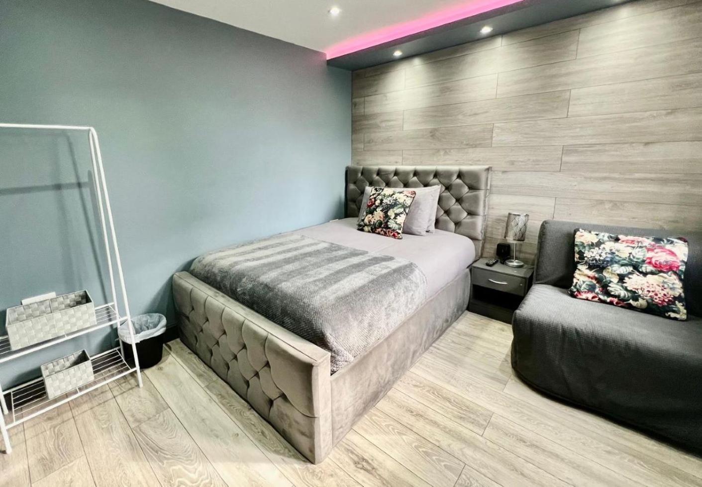 Modern Suites -5 Bedroom House- With Free Parking Birmingham City Exterior photo