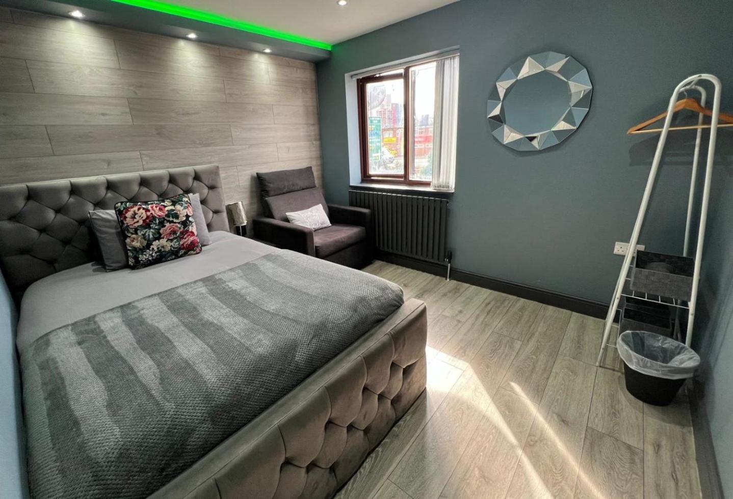 Modern Suites -5 Bedroom House- With Free Parking Birmingham City Exterior photo