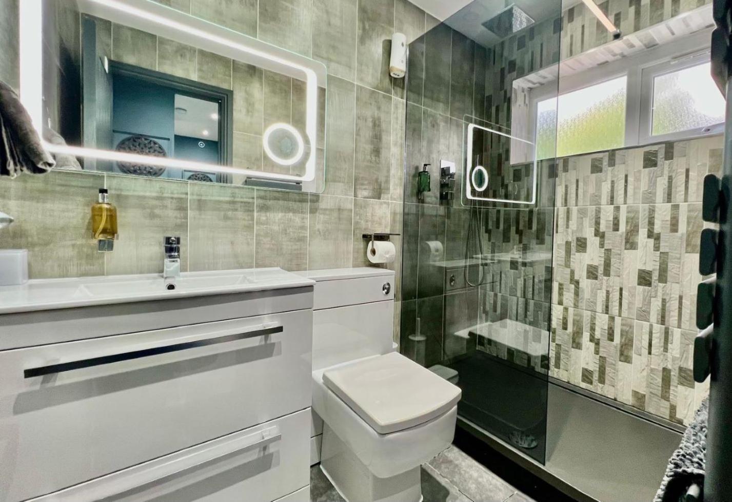 Modern Suites -5 Bedroom House- With Free Parking Birmingham City Exterior photo