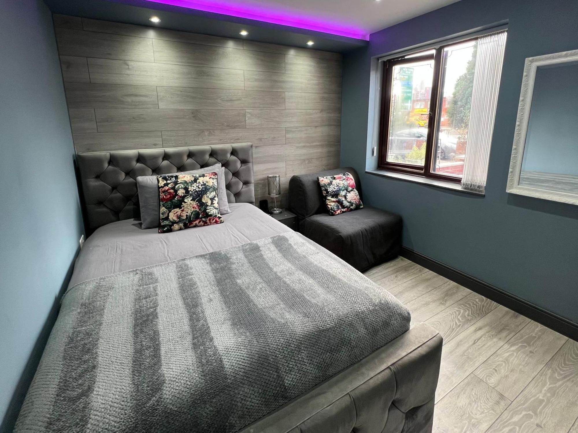 Modern Suites -5 Bedroom House- With Free Parking Birmingham City Exterior photo