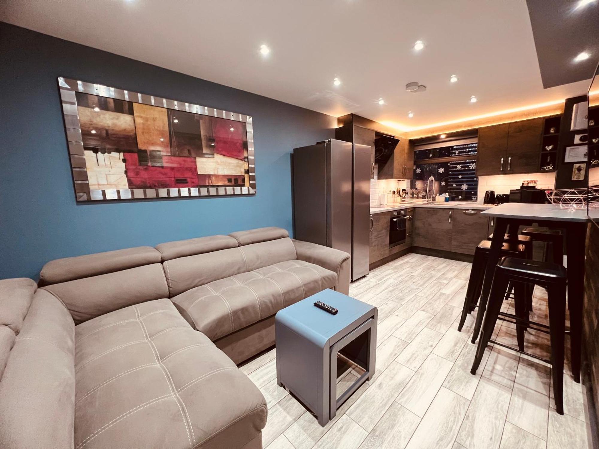 Modern Suites -5 Bedroom House- With Free Parking Birmingham City Exterior photo